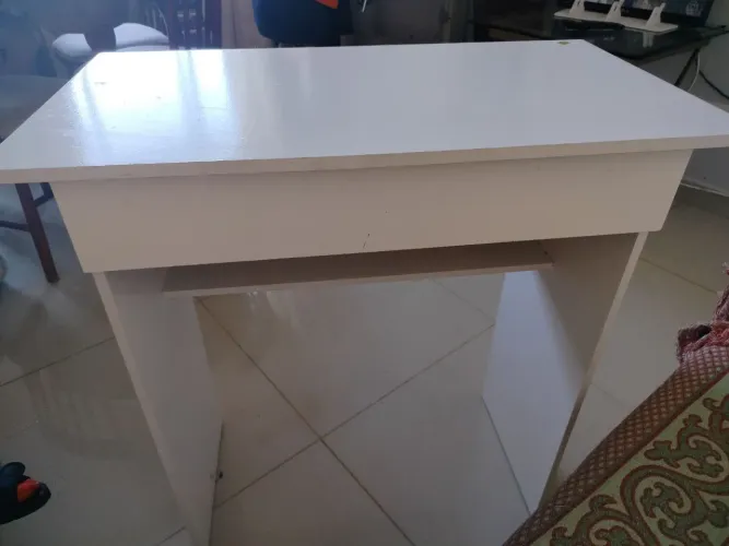 Escrivania branca com gaveta e suporte em baixo