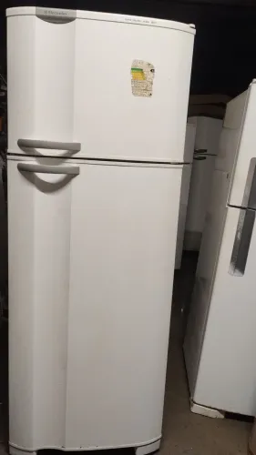 vende.se uma geladeira Eletrolux 90 dia de garantia 