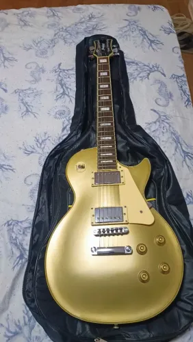 Guitarra Strindberg e pedaleira zom G5