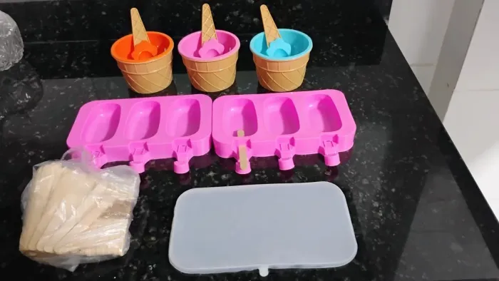 Kit para sorvete e picolé com 2 formas de picolé, palitos e 3 potes com colher.