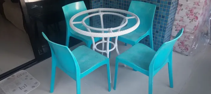 Conjunto de cadeiras azuis para varanda