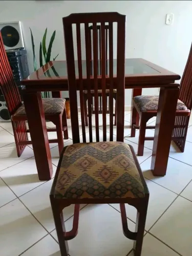 Mesa de 4 lugares com tampo em vidro e 4 cadeiras estofadas tudo em ótimo estado