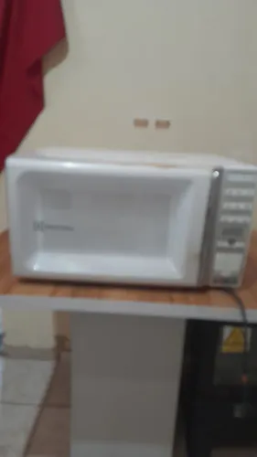 Vendo micro-ondas semi usado está em ótimo pra usar