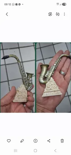 Escultura de saxofone em resina