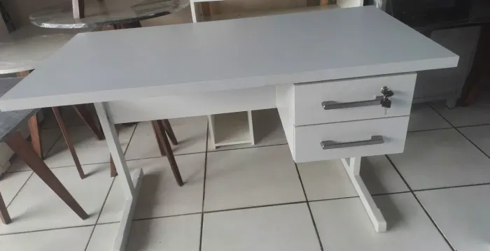 Mesa p/ escritório ou estudo c/ pés de ferro novo