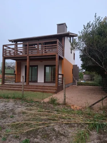 OPORTUNIDADE IMPERDÍVEL CASA NOVA E COM PISCINA E VISTA PARA A LAGOA