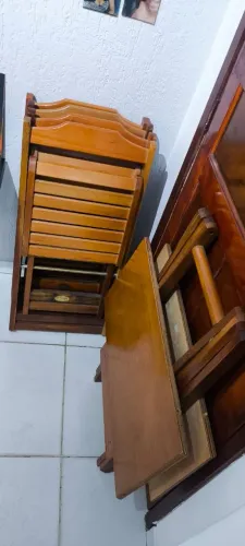 Jogo de mesa e cadeiras de madeira