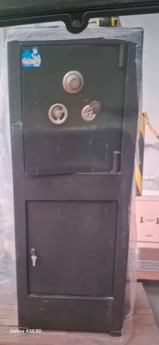 Vendo cofre de chão com 2 portas e 1 gaveta. Relíquia! 150kg L.0,51 C.0,47 por A.1,35