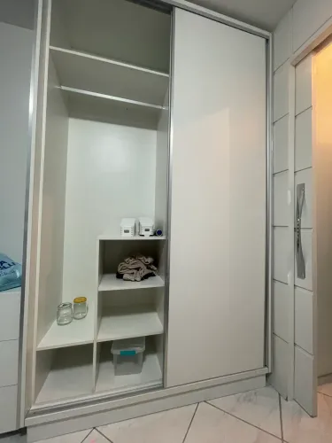 GUARDA-ROUPA MDF ALTA QUALIDADE - SEMINOVO/ESTADO DE NOVO