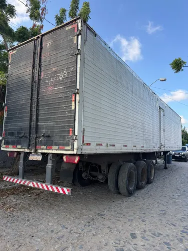 Carreta baú 2 pinos ,3 eixos 28 Pallets