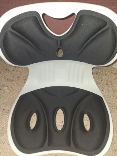 Assento ergonomico , pvc resistente, e espuma auxilia na correção da postura.