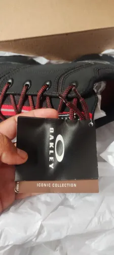 Bota Oakley número 40 nova