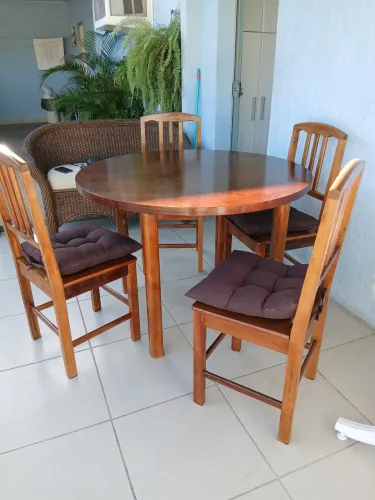 Mesa com 4 cadeiras de madeira 
