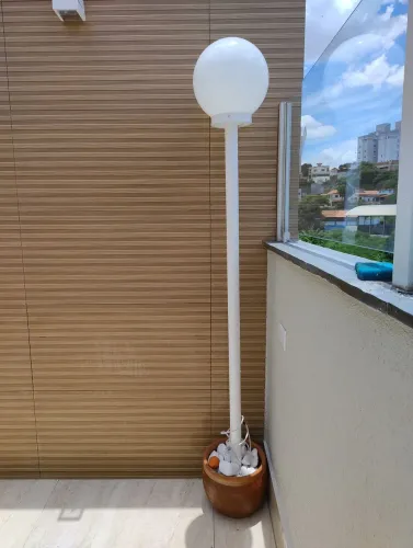 Poste para jardim colonial com globo grande