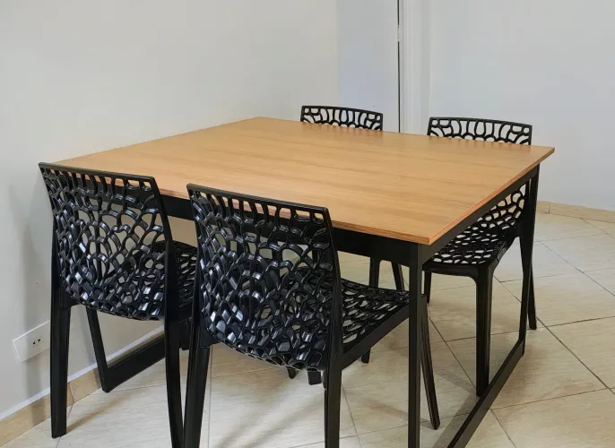 Mesa Novinha + 4 cadeiras modernas