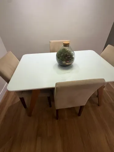 Mesa de jantar com 4 cadeiras