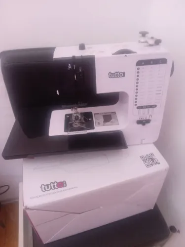 Máquina de custura nova na caixa 