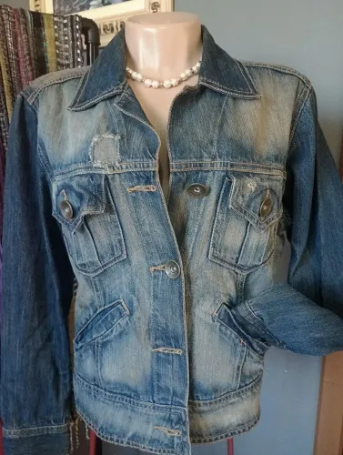 Jaqueta jeans lavagem desbotada detalhes em destroyds Biotipo vintage