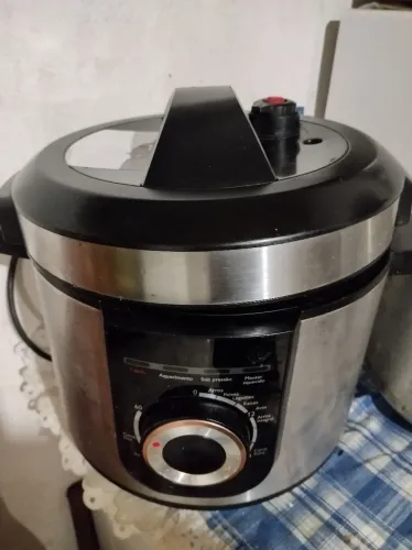 Panela de pressão elétrica usada poucas vezes