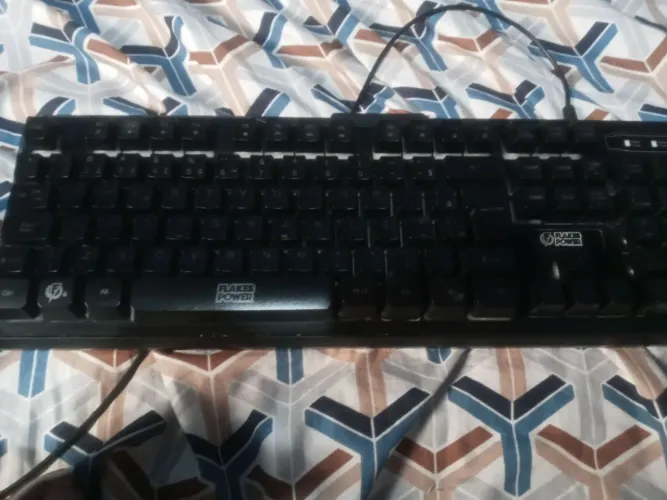 Um teclado Flanke Power que muda de cor