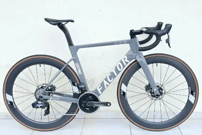 Factor Ostro VAM Carbon 2022 Tam 54 - Sram Force 12v Potência - Rodas Vision - Speed Road