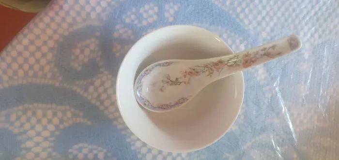 Tigela e colher de porcelana para colecionadores 