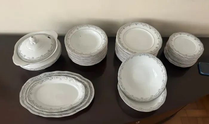Jogo antigo de jantar, sobremesa e café de porcelana - 60 peças