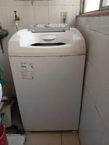 Máquina de lavar com pequenas avarias