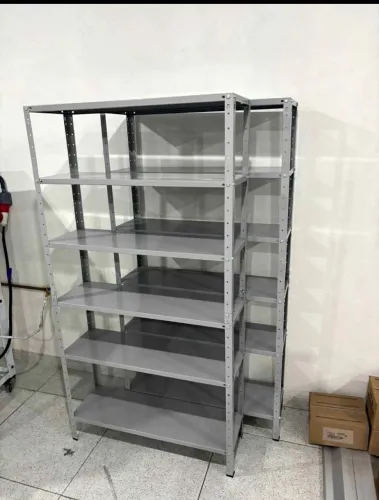 Estantes de aço
