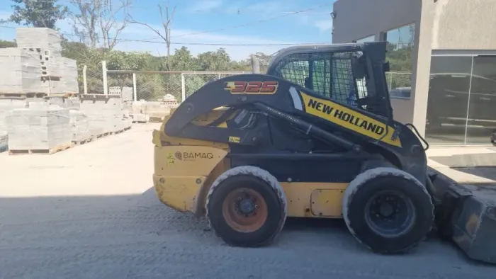 MINI CARREGADEIRA NEW HOLLAND L325 ANO 2021