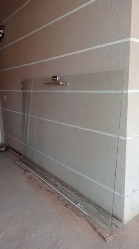 Vendo porta de correr moderna de 2,12 m de altura por 1,54 m de largura