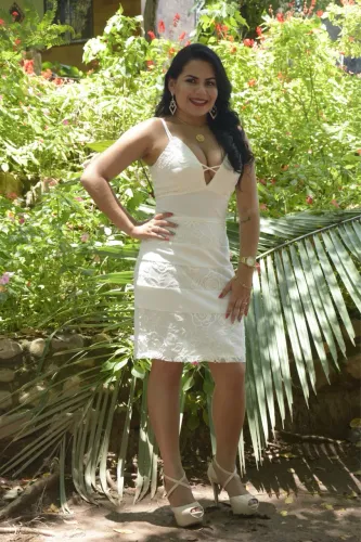 Vestido Branco - Renda e Detalhes em Cetim