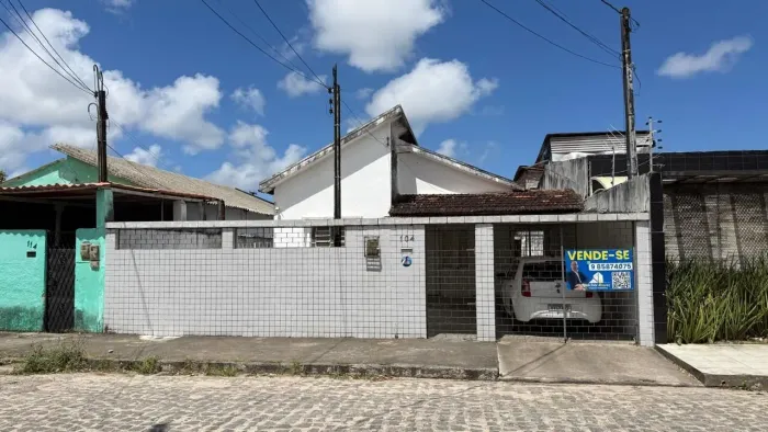 Casa à Venda em Jardim São Paulo, Recife | 300m² | 3 Quartos + Casa nos Fundos