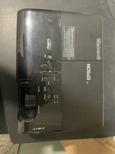 Projetor Epson com defeito Liga mais não funciona