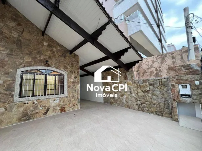Casa com Piscina na Vila Tupi Praia Grande  2 Dormitórios, Suíte e Quintal Amplo