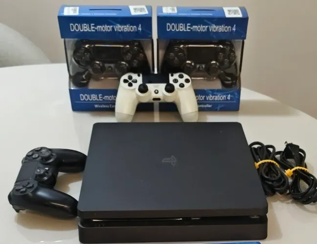 PS4 Slim 1TB + 2 Controles Originais