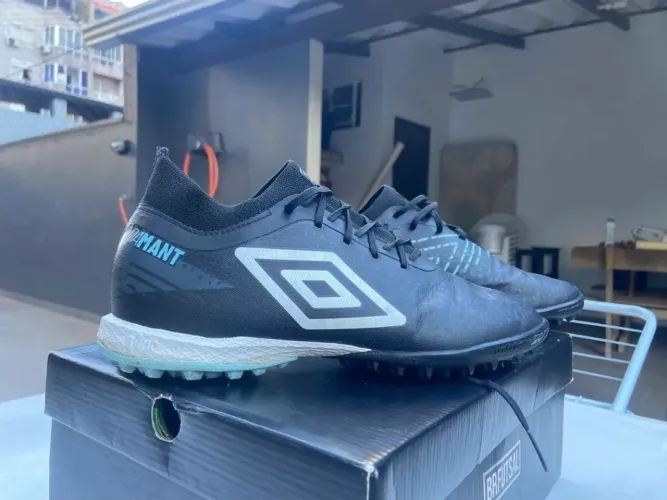 chuteira umbro society preta 40