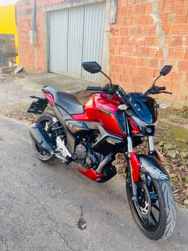 Troco fz15 em carro boas condições