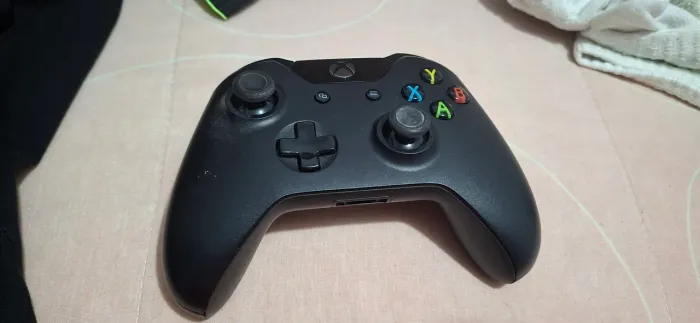 Controle sem fio Microsoft Xbox One Controller preto com cabo para Windows