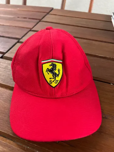 Boné Ferrari Santander 2010