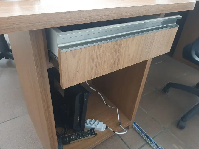 Mesa móvel de Madeira, mesa de som, microfones e cadeiras giratórias.