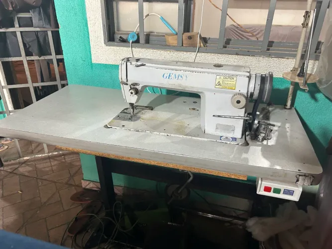 Máquina industrial reta