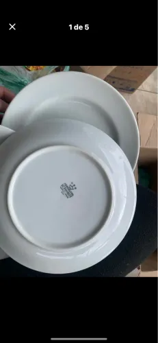 Pratos brancos de porcelana