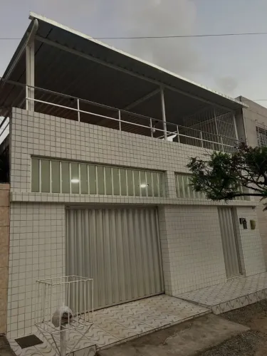 Excelente casa no Bairro Jóquei com terraço e vaga para 4 carros