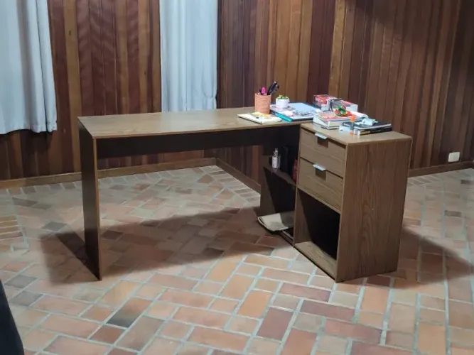Escrivaninha mesa em L, 2 gavetas, 3 nichos, freijó, ótimo estado