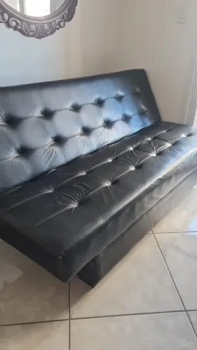 SOFÁ-CAMA DE COURO