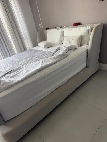 Cama Queen Estofada com Cabeceira e Entrada USB - Sem Colchão