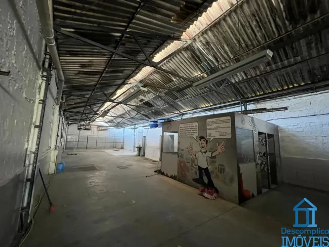 Galpão de 385m² na Av. Norte Estacionamento e Pronto para Uso Comercial