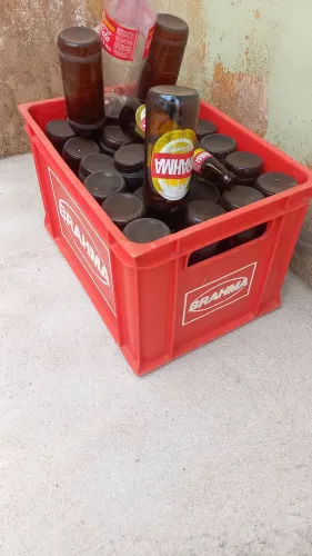 Caixa engradado de cerveja com vasilhames.