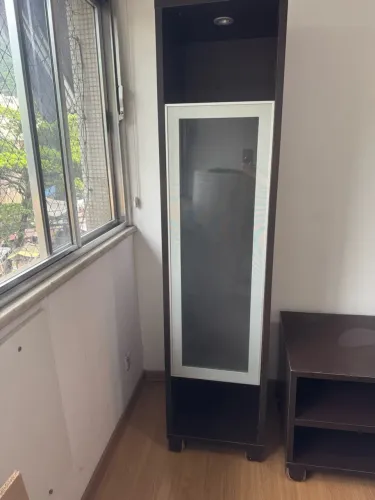 Conjunto de Painel/Rack e Torre com Porta de Vidro e Nichos